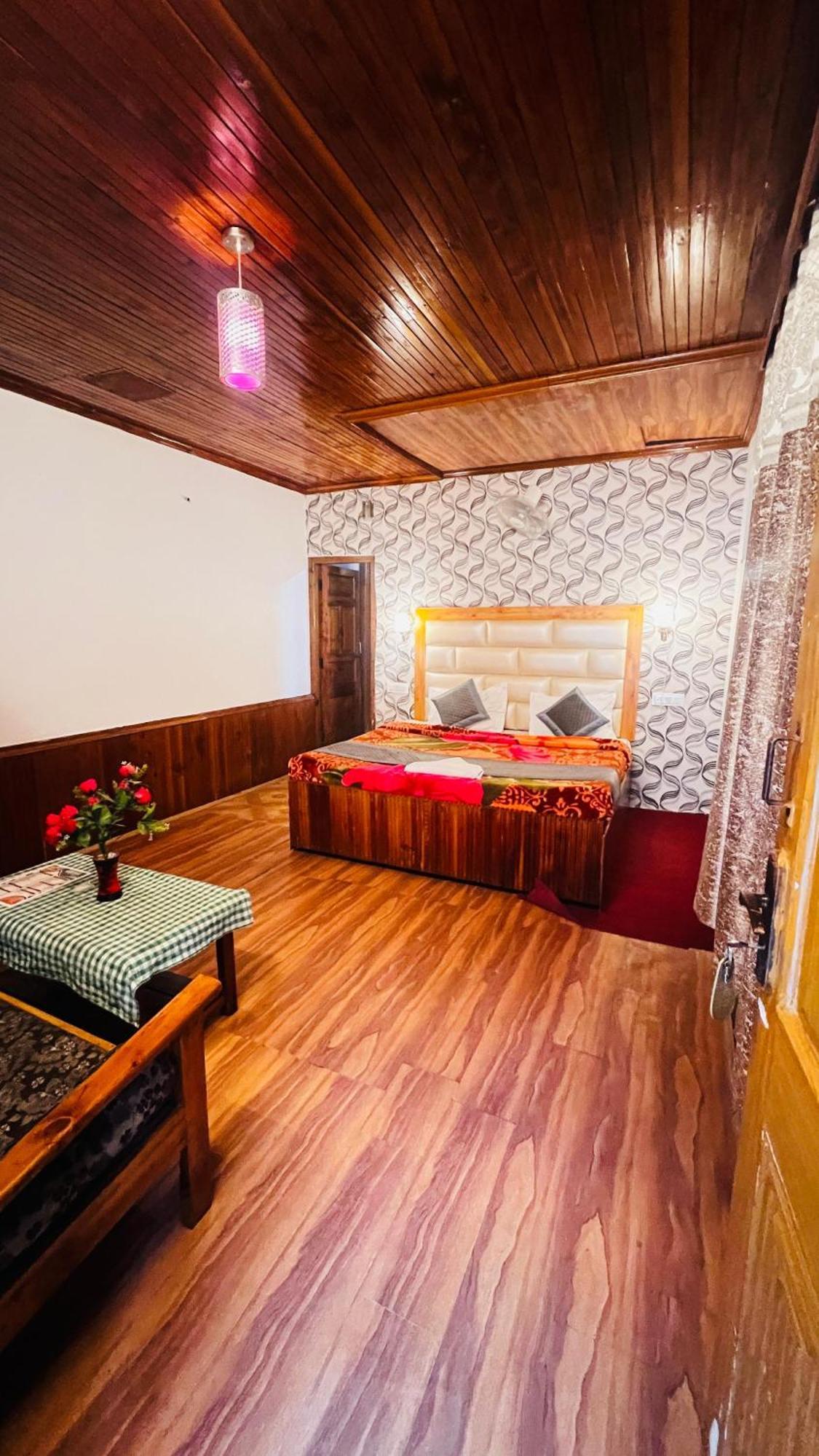 Hotel Chetna Манали Экстерьер фото